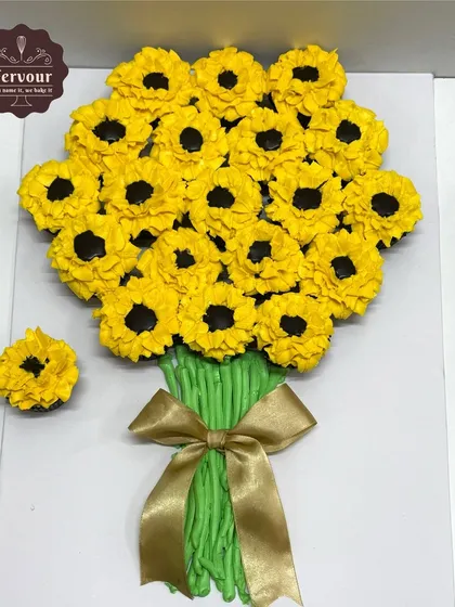 Who needs a bouquet of flowers when you can have a bouquet of cupcakes? This is my sunflower pull-apart cupcake cake, where each cupcake is a petal. It's a creative and shareable treat, perfect for any happy occasion.