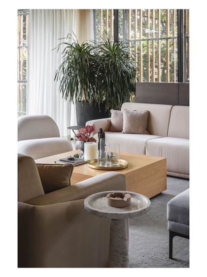 The soft furnishings in this lounge were chosen for their minimalist and natural aesthetic. The textures and soothing colors create a tranquil and cohesive atmosphere.