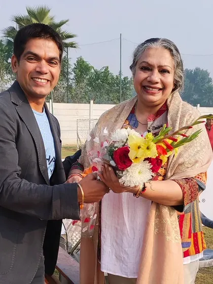 Our head coach presents a bouquet to our guest, Shoma Lahiri, as a token of our gratitude for her visit.