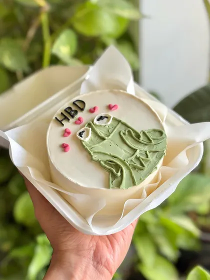 Looks like it walked straight out of Pinterest and landed in a cake box. This Kermit the Frog meme bento cake is custom, cute, and just the right amount of aesthetic.