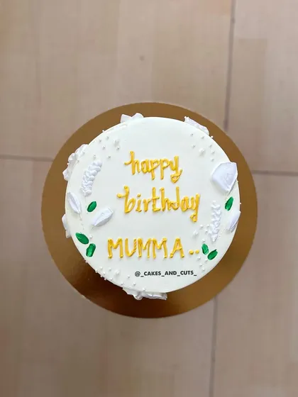 A top-down view of the yellow ombre cake, personalized for "Mumma's" birthday.