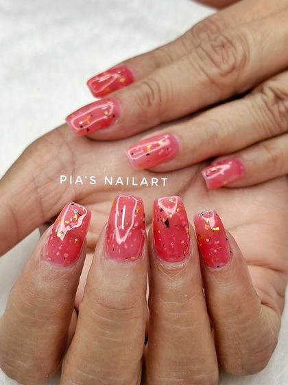 Our new jelly polish contains real dried flowers and foil particles for a quick and fancy look.