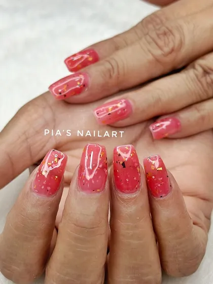 Our new jelly polish contains real dried flowers and foil particles for a quick and fancy look.
