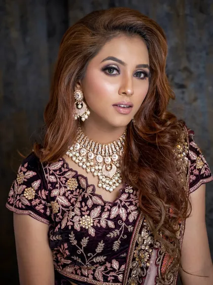For this reception look, I styled the hair with rich, voluminous waves. This glamorous style perfectly matches the luxurious feel of her velvet lehenga.