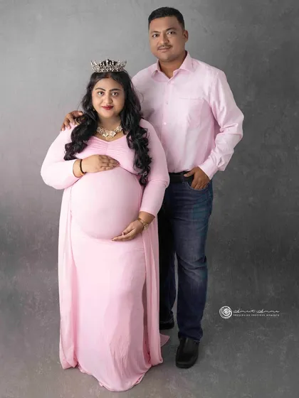 A touch of royalty for a queen awaiting her little one. The simple addition of a crown can transform a portrait, adding a sense of power and celebration.