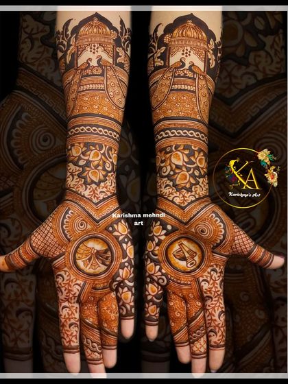 This bridal design combines royal architecture with personal symbols. The palms feature a dragonfly and a shoe, unique elements requested by the bride, set against a backdrop of palace and peacock motifs.