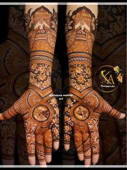This bridal design combines royal architecture with personal symbols. The palms feature a dragonfly and a shoe, unique elements requested by the bride, set against a backdrop of palace and peacock motifs.