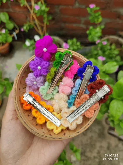 Elegant mini flower hairpins with pearl centers, arranged in an ombre rainbow.