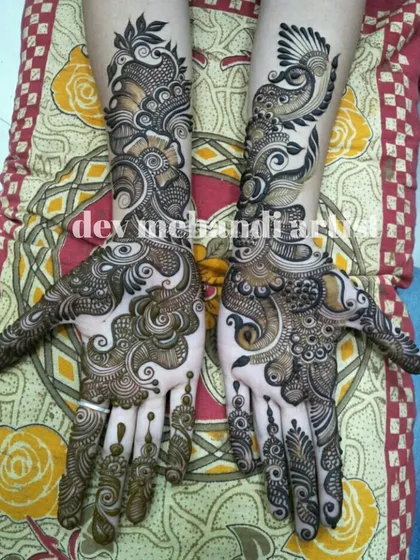 A stylish fusion design with bold, flowing patterns that are characteristic of modern Arabic mehndi.