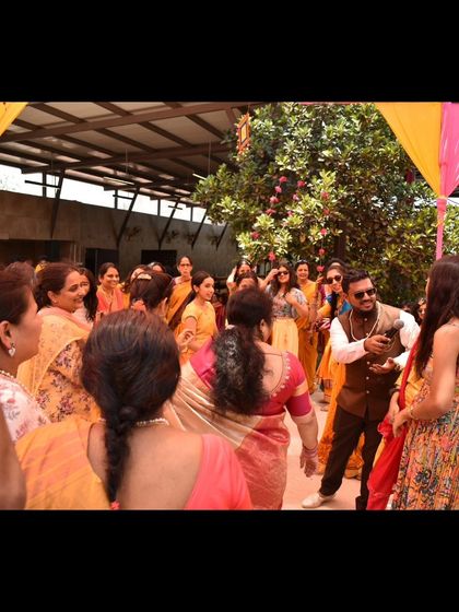 Emcee Pramod - Wedding Emcee & Host Vibrant Haldi & Mehendi Ceremonies photo 42