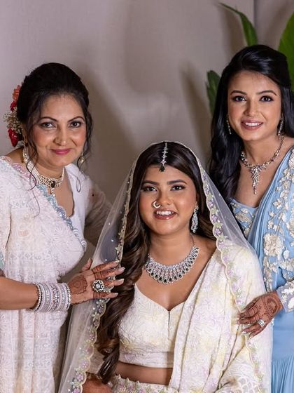 Surrounded by love. This photo shows the bride with her family, her natural makeup look fitting in perfectly with the happy, relaxed atmosphere.