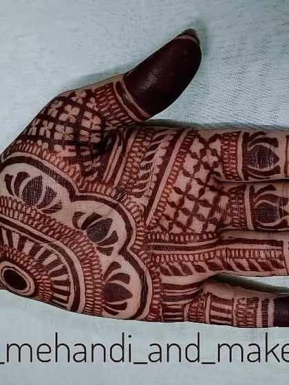 The beautiful dark stain of a sider mehendi design. I use my own organic cones to ensure everyone gets this rich, long lasting color.