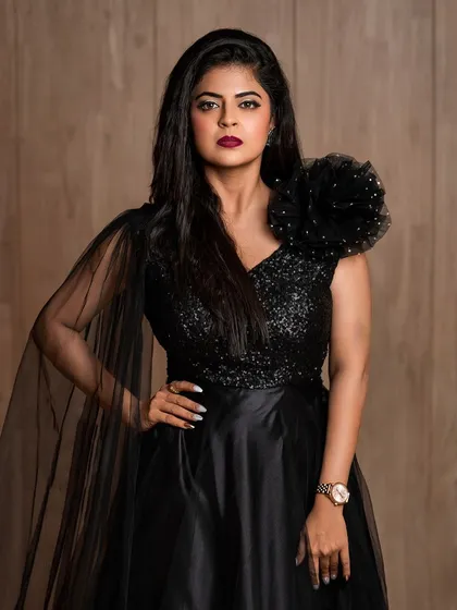 A powerful and confident pose. This makeup look is perfect for evening events or cocktail parties.