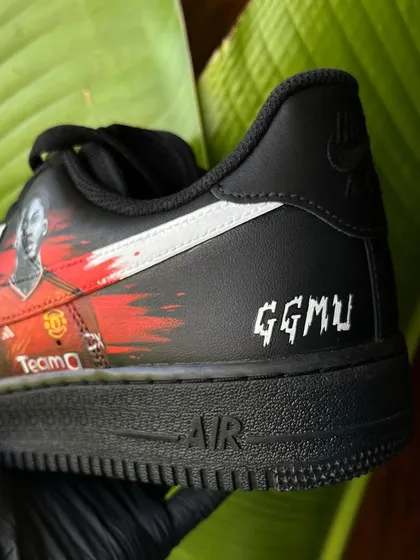 The other side of the Manchester United custom kicks, featuring Kobbie Mainoo. The "GGMU" detail makes it extra special for true supporters.