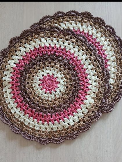 A centerpiece in warm, earthy tones of brown, pink, and cream. This is a great choice for a more subdued yet stylish decor.