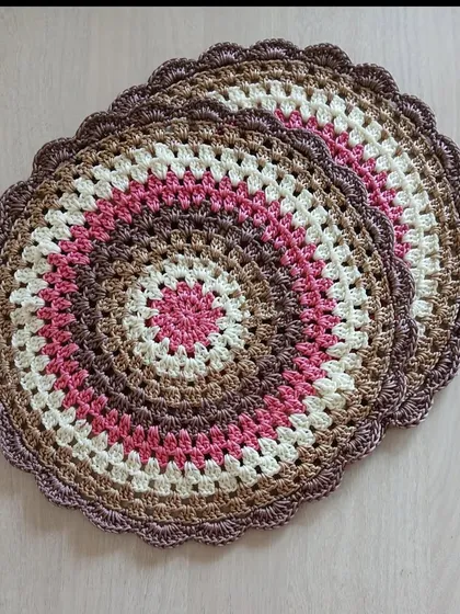 A centerpiece in warm, earthy tones of brown, pink, and cream. This is a great choice for a more subdued yet stylish decor.