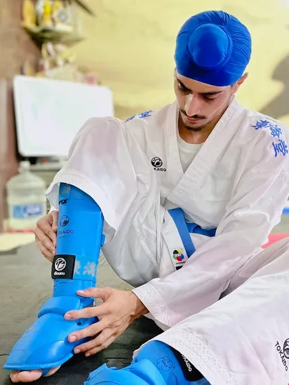 A new start begins with preparation. Getting the gear on is part of the ritual, a moment to focus the mind on the training ahead. My mindset is simple: I can and I will win.