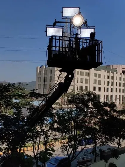 To create a powerful sunlight effect with sharp, distinct shadows, we mounted a Nanlux Evoke 1200 with an F35 fresnel lens on a cherry picker. This was supplemented by three Creamsource Vortex8 units to boost the overall illuminance, all powered efficiently from a portable generator.