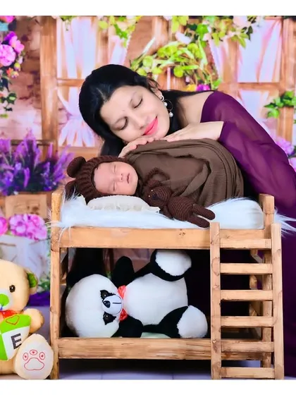 Your journey with me doesn't have to end with pregnancy. This image is from a newborn session, where I create a safe and cozy environment to photograph your little one's first days. It's a precious way to continue telling your family's story.
