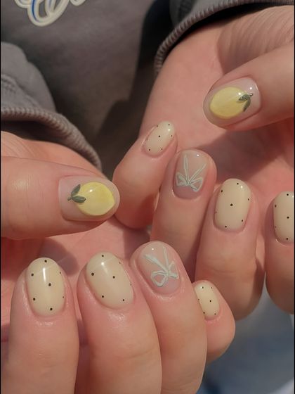Playful and chic, this design combines polka dots with lemon and bow illustrations. Our course helps you master fine-line painting to create a variety of charming and trendy nail art.