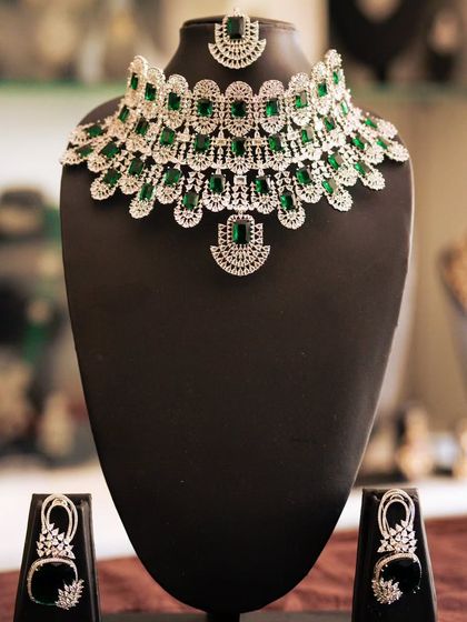 Another view of the American diamond and emerald green choker set. It's a very popular rental for receptions.