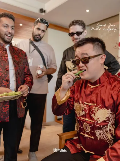 The groom's friends continue with the spice test, a hilarious and memorable part of the Chinese door games. Capturing the reactions is key to telling this part of the story.