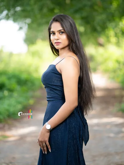 A classic portrait pose that combines elegance with a strong presence.