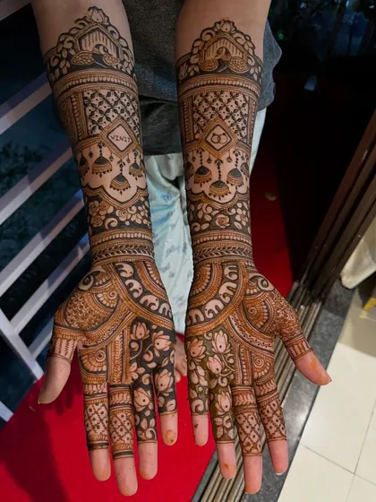The front view of the engagement mehendi, with its beautiful floral and lotus patterns. The design is intricate without being as heavy as a full bridal mehendi.