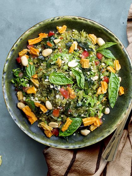 Have you ever tried green poha? Our Herb Temple Basil Poha is an innovative and vegan-friendly dish, served with a spicy green dip and soya bhujia for a high-protein, healthy meal.