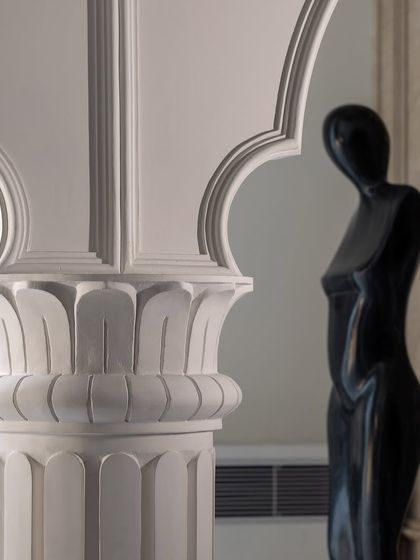 Every pattern and element in this jewellery store is thoughtfully crafted. This close-up shows the detail of a classical column and the scalloped archway, where intricate carvings and modern designs come together to showcase true brilliance.