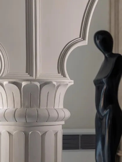 Every pattern and element in this jewellery store is thoughtfully crafted. This close-up shows the detail of a classical column and the scalloped archway, where intricate carvings and modern designs come together to showcase true brilliance.