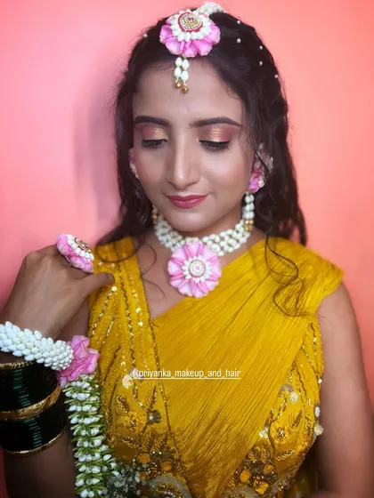 This look is all about real beauty. No false lashes or lenses, just a natural glow and a happy smile. This is perfect for a bride who wants a minimal look for her Haldi.