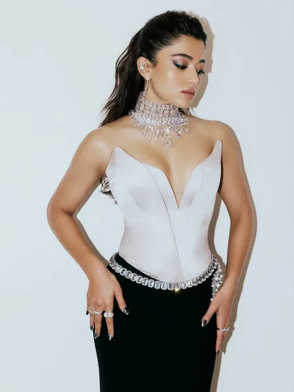 For Rashmika Mandanna's appearance at a Swarovski event, I designed these bold black and silver cat-eye almond nails. The sharp, magnetic design added a touch of drama to her elegant look.