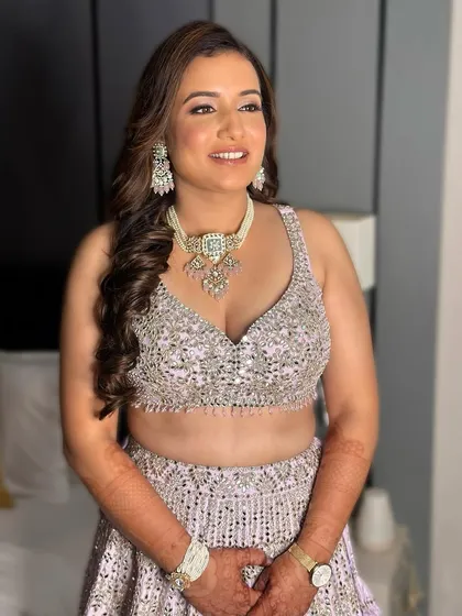 A happy shot of Annie, ready for her sangeet night. The cool-toned makeup complements her outfit and jewelry perfectly.