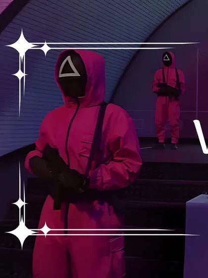 My themed catering goes beyond just food. Here, my staff are fully integrated into a 'Squid Game' thriller party, dressed in the iconic pink guard suits to create a truly immersive atmosphere for guests.