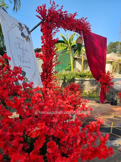 A bold statement entrance sets the tone for the entire wedding. Here, I used a dramatic arch and dense arrangements of vibrant red flowers to create a powerful and welcoming first impression for guests at this Igatpuri destination wedding.