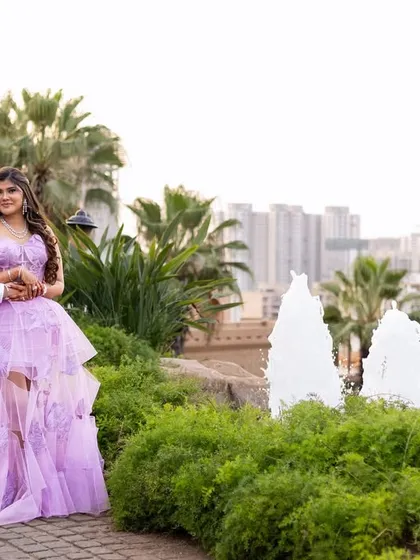 The perfect setting for a sundowner party. Kajol's makeup looks fresh and beautiful against the outdoor backdrop.