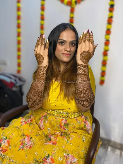 A full view of the happy bride with her beautiful mehendi.