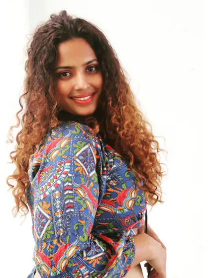 A simple, printed crop top is a versatile piece for a casual wardrobe. Here, I'm letting my curly hair be the main accessory.