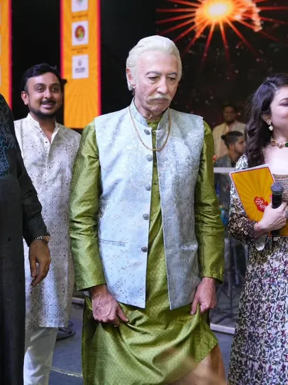 Interacting with Anang Desai, who plays Babuji in Khichdi, on the Raas Rang Thane stage.