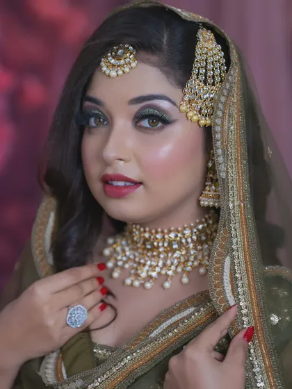 I also have beautiful sets for Muslim brides, like this elegant Kundan choker with a matching passa headpiece and maang tikka. I want every bride to find her perfect match here.