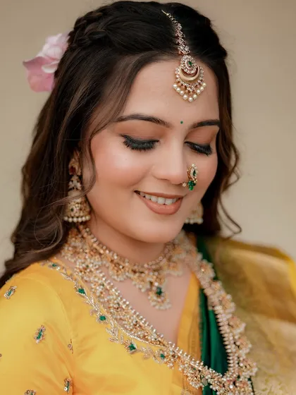 This Maharashtrian bride is glowing, her eyes closed to show off the soft, blended eyeshadow.