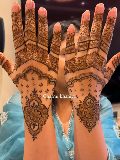 A close-up of this beautiful back-of-hand design. The details are so crisp and clean.