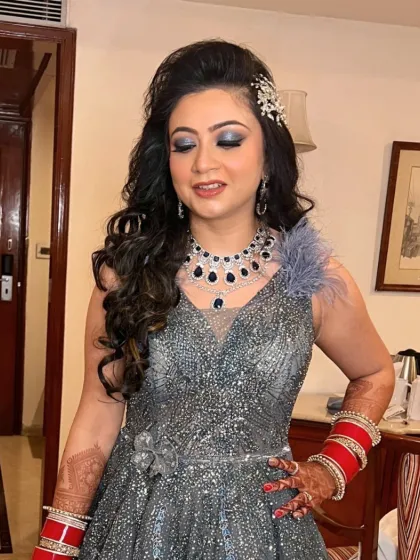This bride-to-be is slaying her engagement look with plum-toned smokey eyes and a dewy base. The look is a perfect mix of bold and glamorous.