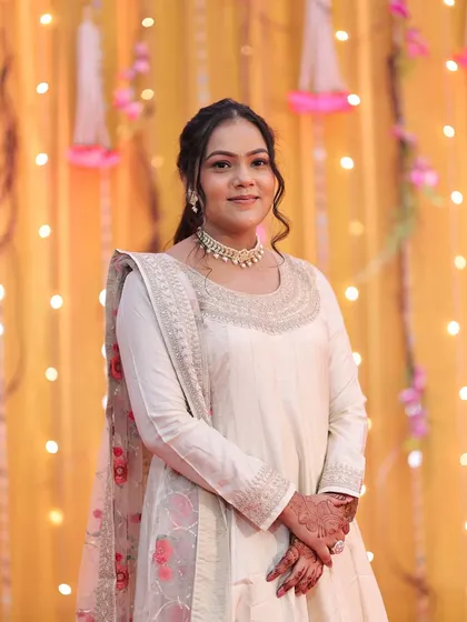 A beautiful portrait of a wedding guest in a white Anarkali. The makeup is kept soft and natural to match the elegance of her outfit.