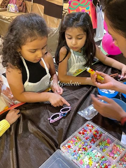 Have you been wanting to plan an arts and crafts party? I can help! Activities like this DIY sunglasses station are easy to organize and so much fun for the kids.