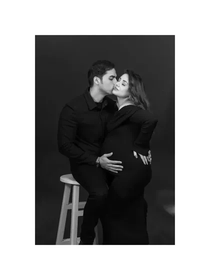 A tender kiss. This black and white studio portrait of the couple is full of emotion and intimacy, a timeless capture of their love story.