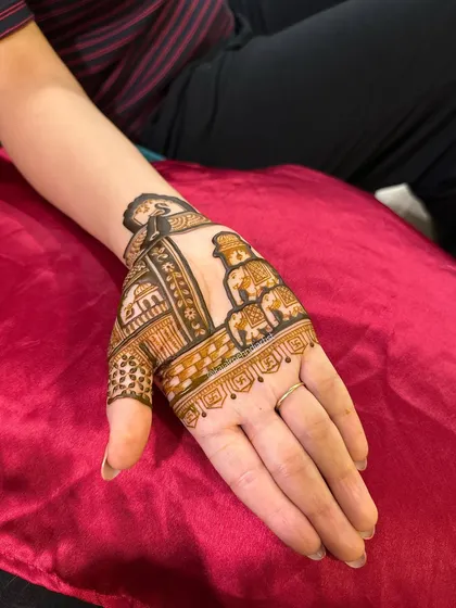 Another angle of the elephant procession design.