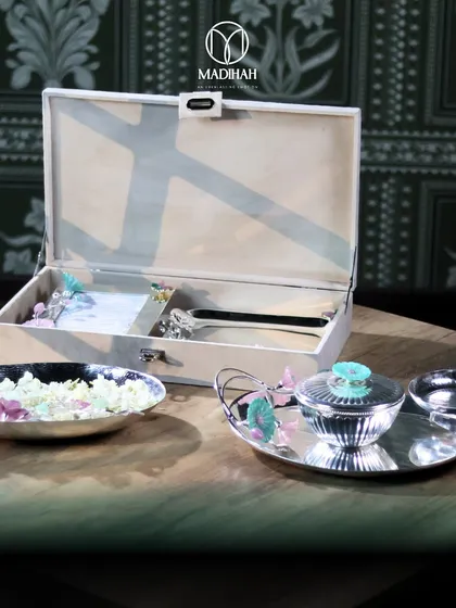 A full view of the Daisy Collection hamper, including the silver-plated tray, lidded bowl, and other accessories. This bespoke hamper is crafted to reflect elegance in every detail for your Diwali festivities.