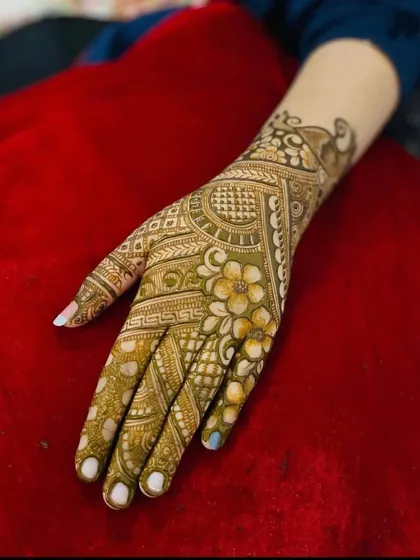 A lovely floral design on the palm with a fresh henna paste. The shading on the petals gives the flowers a three-dimensional look.